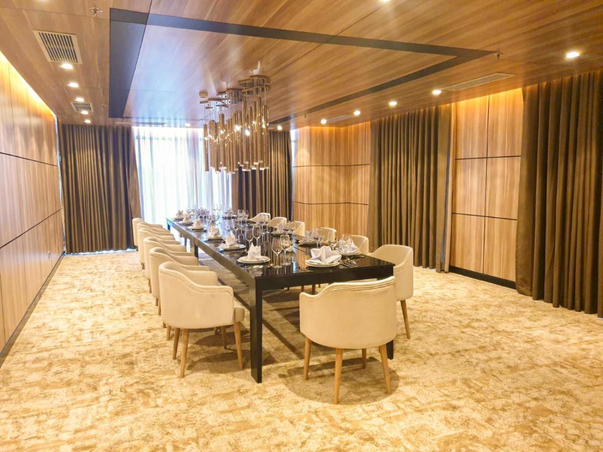 Diamond Stars Ben Tre Hotel Εξωτερικό φωτογραφία A private dining room at the restaurant