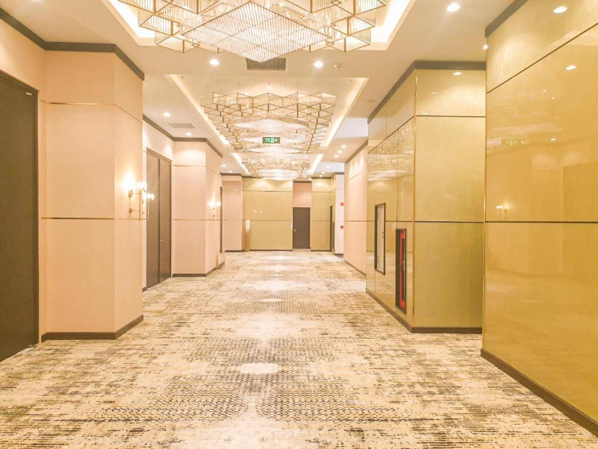 Diamond Stars Ben Tre Hotel Εξωτερικό φωτογραφία A corridor in a hotel