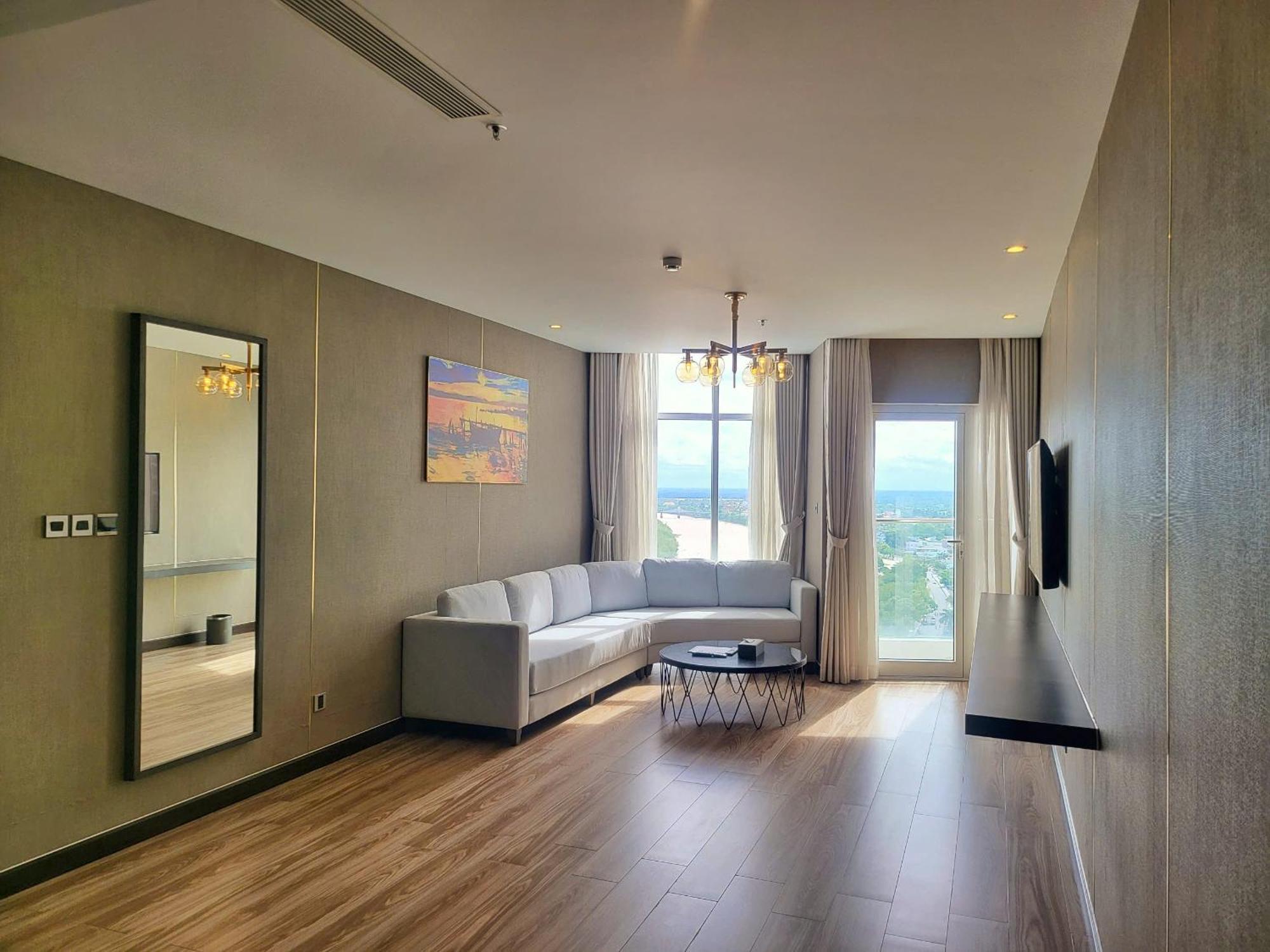 Diamond Stars Ben Tre Hotel Εξωτερικό φωτογραφία Living room of a suite at the hotel