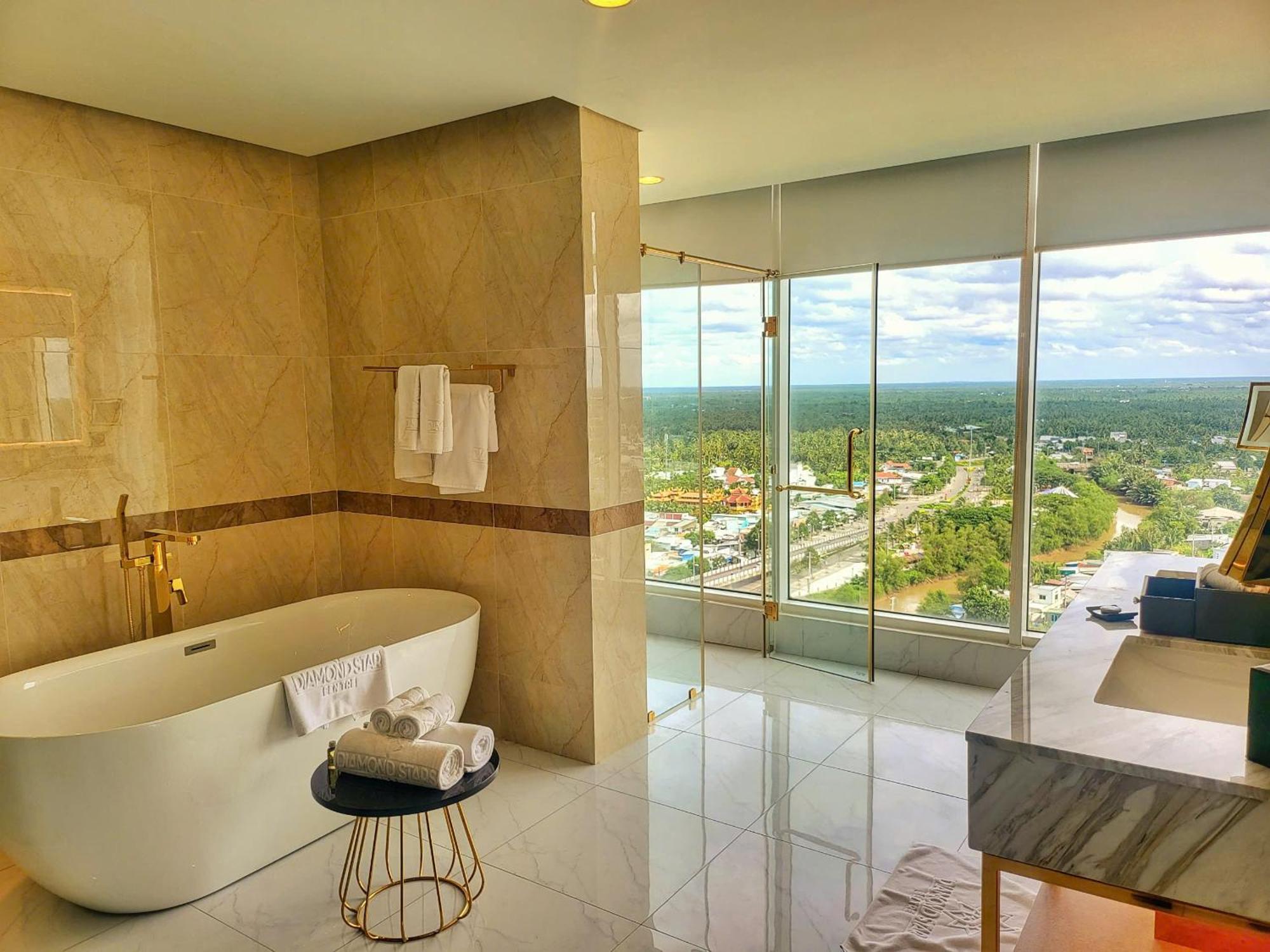 Diamond Stars Ben Tre Hotel Εξωτερικό φωτογραφία Bathroom of a suite at the hotel