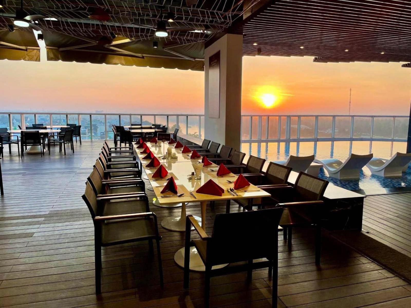 Diamond Stars Ben Tre Hotel Εξωτερικό φωτογραφία Sunset at the Sky Bar